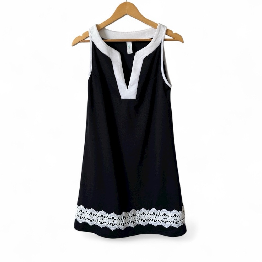 NWOT VFish Black White Sleeveless Shift Dress Women’s Medium Crochet Hem